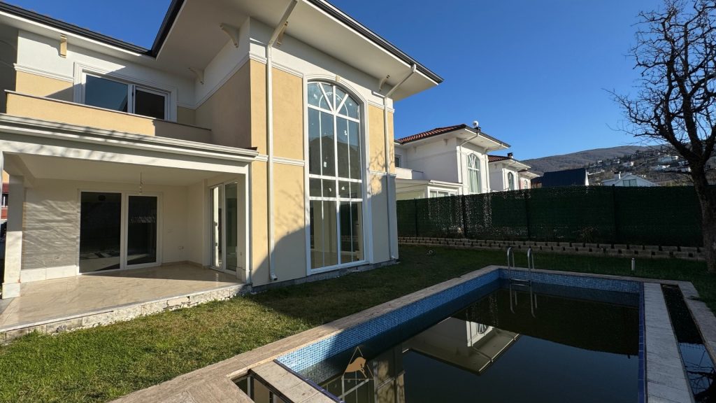 4 Bedroom Detached Villa with Private Pool in Sapanca Kurtköy